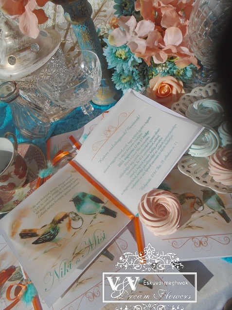 Esküvői meghívó cuki türkiz kismadarakkal és tollpihével